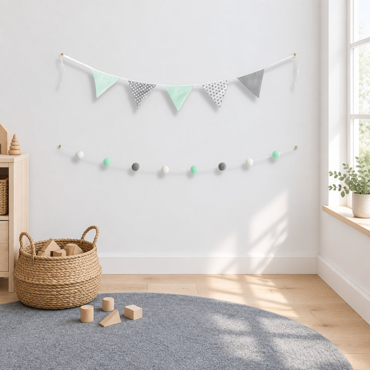 Wimpelkette in Mint und Grau mit Pompon-Girlande an der Wand über einer Spielecke – Hintergrund digital erstellt