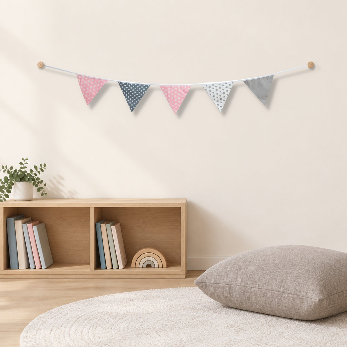 Wimpelkette in Rosa und Grau an der Wand einer Leseecke – Hintergrund digital erstellt